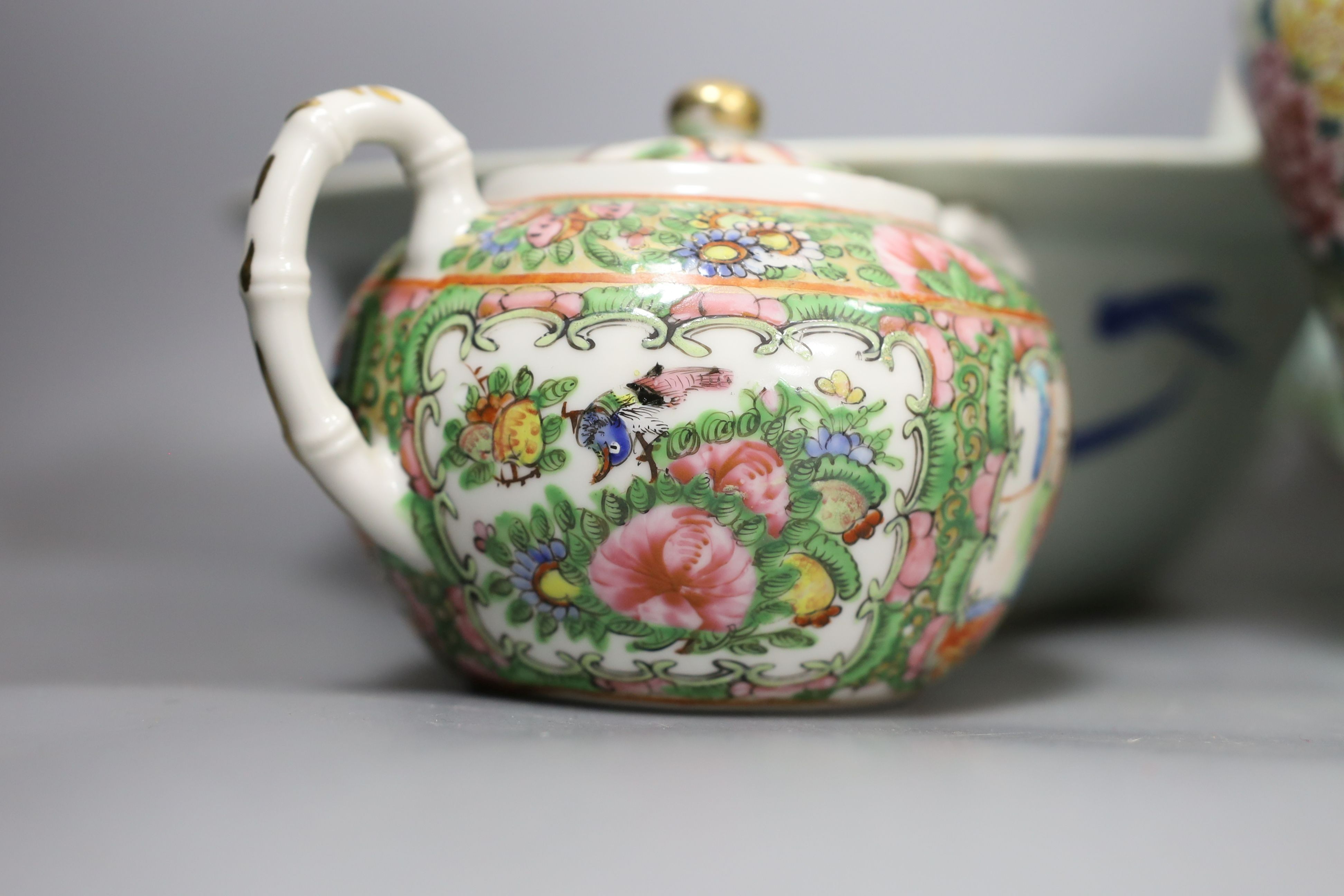 A Chinese famille rose plate and an assortment of four other Chinese ceramics and a wash basin (6)